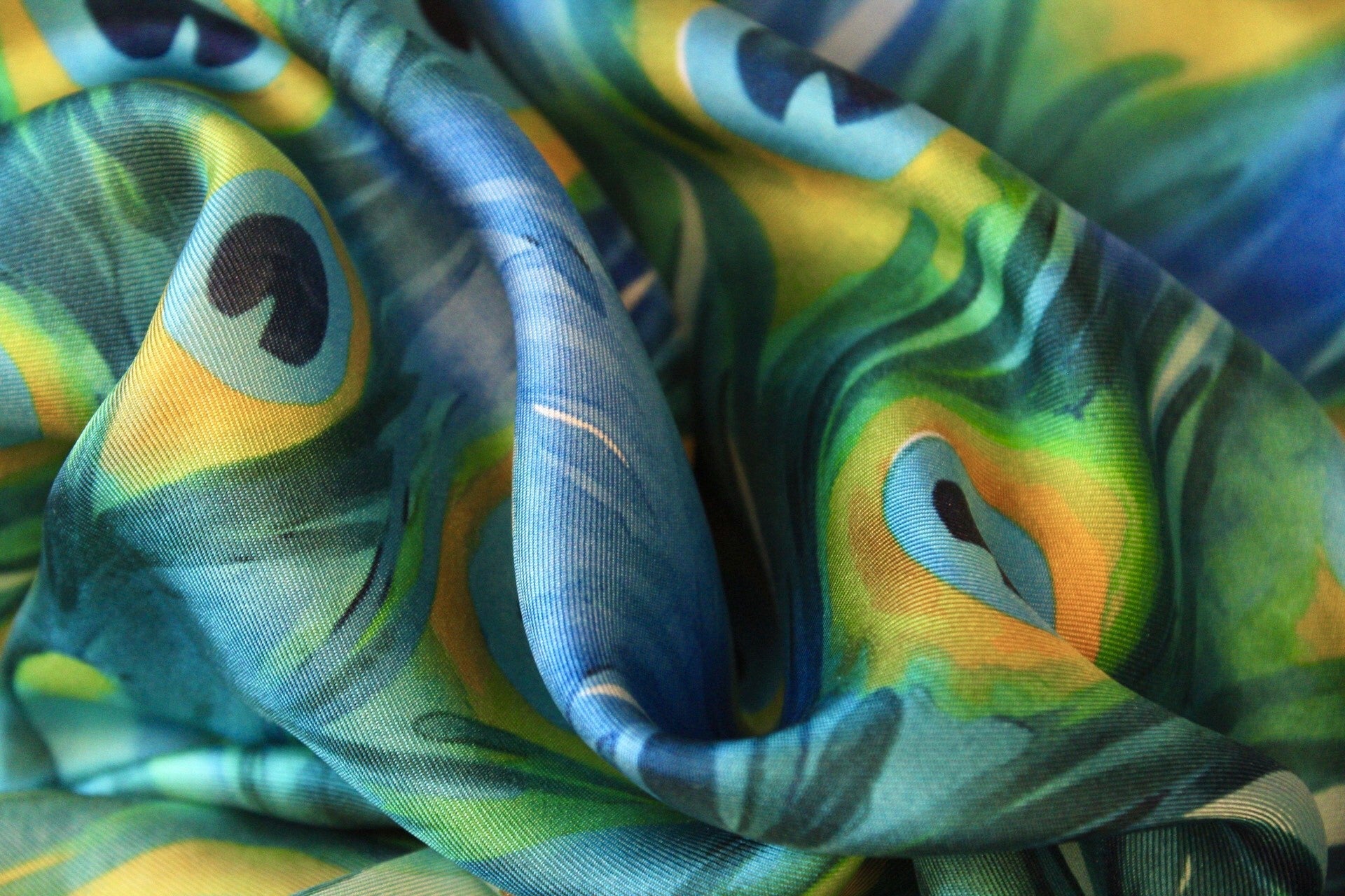 The Modern Woman’s Guide to Silk Scarf Fabrics